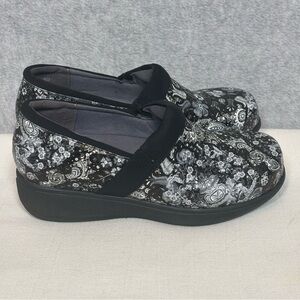 SoftWalk Meredith Sport Clogs-Black/White Floral Pattern-Women Size 8
